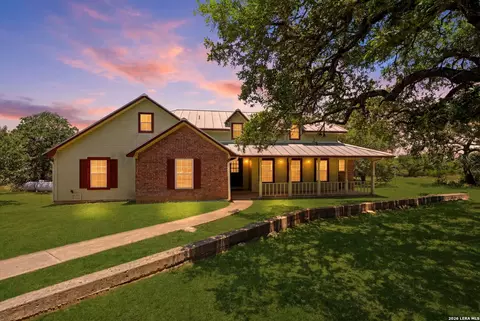 371 Twin Canyon Dr, Boerne, TX 78006