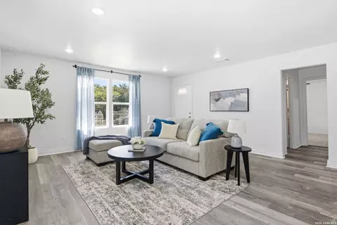 943 S San Eduardo, San Antonio, TX 78237