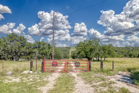932 Wofford Rd, London, TX 76854