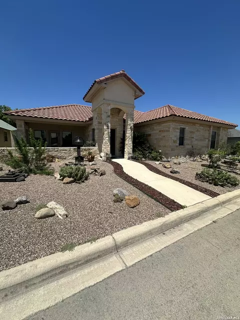 15 Leona Hts, Uvalde, TX 78801
