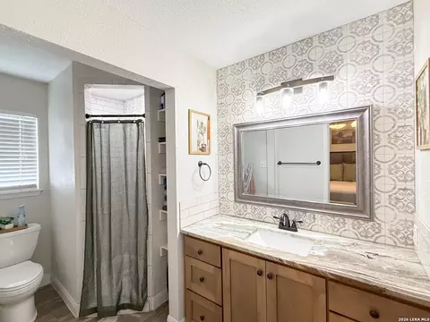 Bath - 401 Bluebonnet Ave, Devine, TX 78016 photo 2 of 5