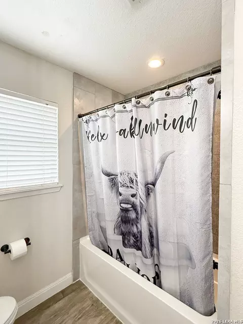 Bath - 401 Bluebonnet Ave, Devine, TX 78016 photo 5 of 5
