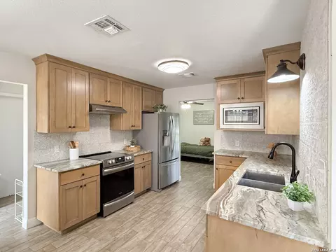 Kitchen - 401 Bluebonnet Ave, Devine, TX 78016 photo 3 of 6
