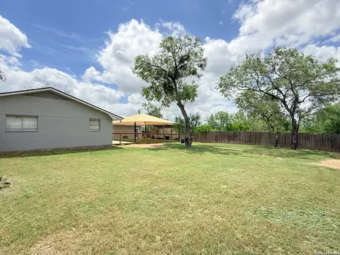 Exterior - 401 Bluebonnet Ave, Devine, TX 78016 photo 11 of 12