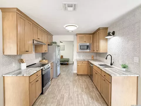 Kitchen - 401 Bluebonnet Ave, Devine, TX 78016 photo 2 of 6