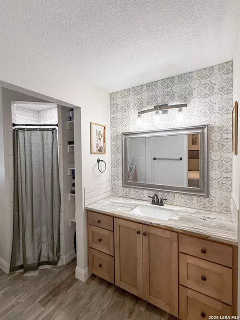 Bath - 401 Bluebonnet Ave, Devine, TX 78016 photo 1 of 5