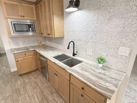 Kitchen - 401 Bluebonnet Ave, Devine, TX 78016 photo 4 of 6