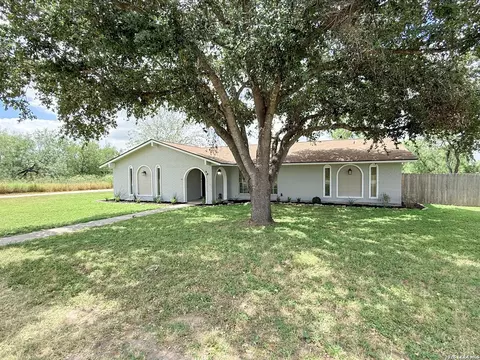 Exterior - 401 Bluebonnet Ave, Devine, TX 78016 photo 4 of 12