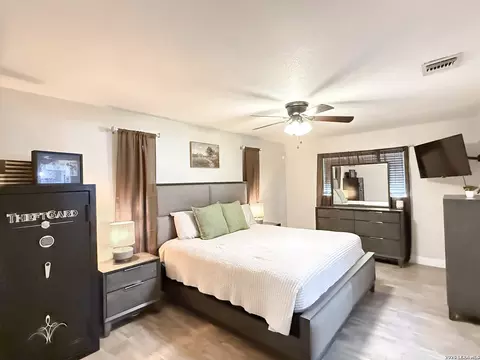 Bedroom - 401 Bluebonnet Ave, Devine, TX 78016 photo 1 of 4
