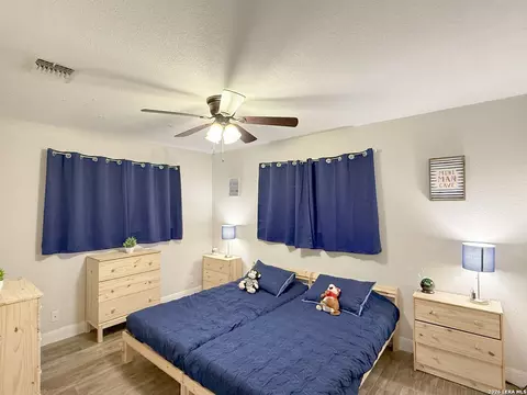 Bedroom - 401 Bluebonnet Ave, Devine, TX 78016 photo 2 of 4