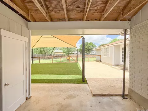 Exterior - 401 Bluebonnet Ave, Devine, TX 78016 photo 6 of 12