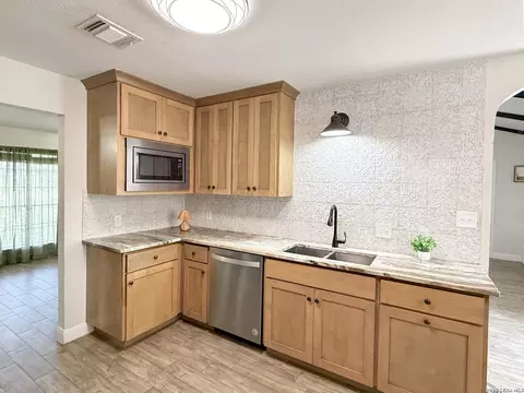 Kitchen - 401 Bluebonnet Ave, Devine, TX 78016 photo 5 of 6