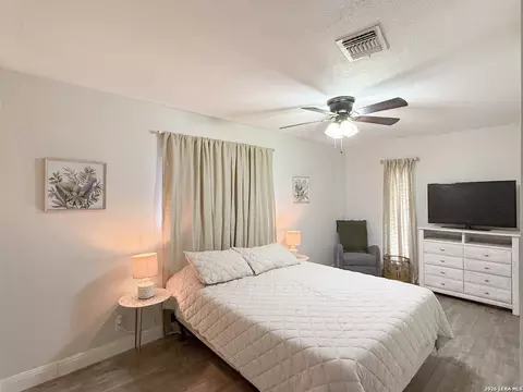Bedroom - 401 Bluebonnet Ave, Devine, TX 78016 photo 4 of 4