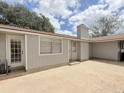 Exterior - 401 Bluebonnet Ave, Devine, TX 78016 photo 7 of 12