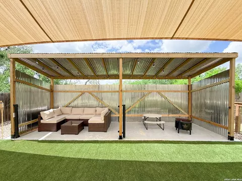 Exterior - 401 Bluebonnet Ave, Devine, TX 78016 photo 10 of 12