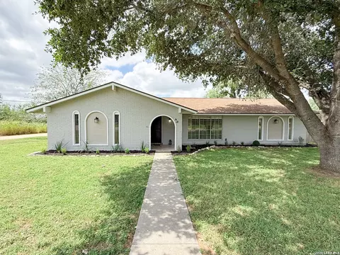 Exterior - 401 Bluebonnet Ave, Devine, TX 78016 photo 2 of 12