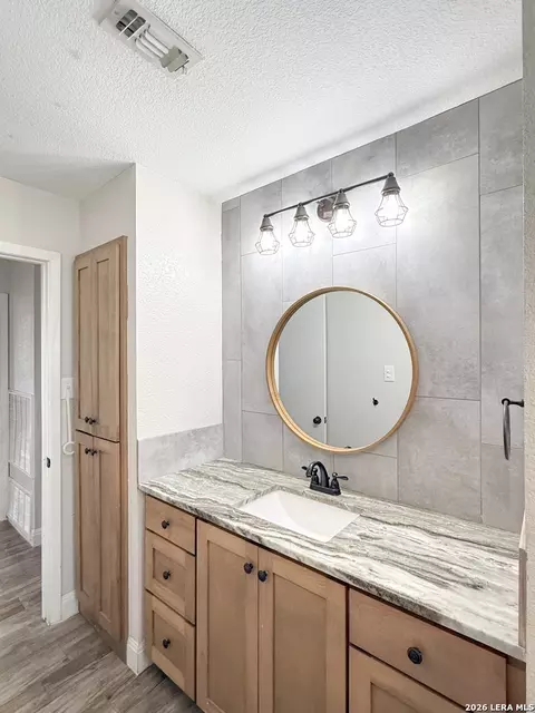 Bath - 401 Bluebonnet Ave, Devine, TX 78016 photo 4 of 5