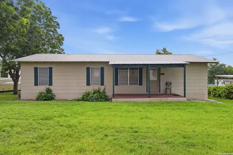 305 W Maverick St, Falls City, TX 78113