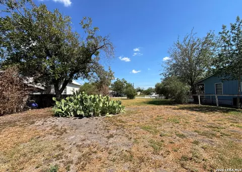 11615 Castro Ave, Lacoste, TX 78039