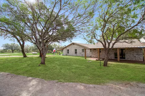 164 Bobwhite Trl, Beeville, TX 78102