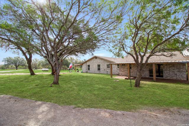 164 Bobwhite Trl, Beeville, TX 78102