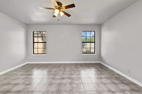Living - 302 Bain Dr, Devine, TX 78016 photo 5 of 5