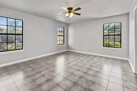 Living - 302 Bain Dr, Devine, TX 78016 photo 4 of 5