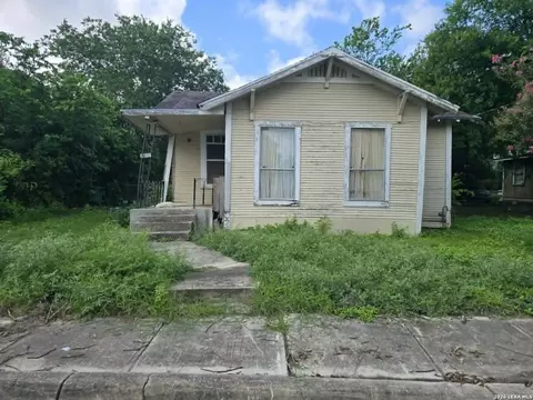1920 1918 E Crockett, San Antonio, TX 78202