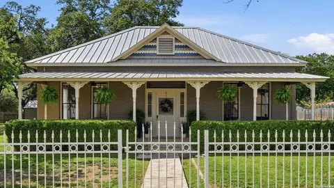 431 E Commerce St, New Braunfels, TX 78130