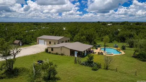 714 Veterans Dr, Sabinal, TX 78881