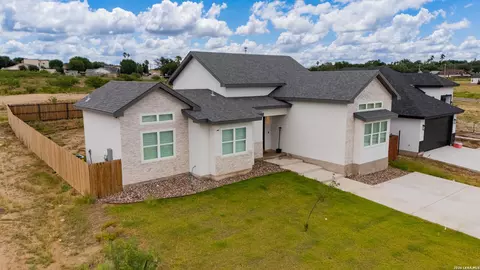 709 Encinal Dr, Eagle Pass, TX 78852 photo 3