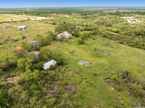2759 County Road 467, Devine, TX 78016 photo 5