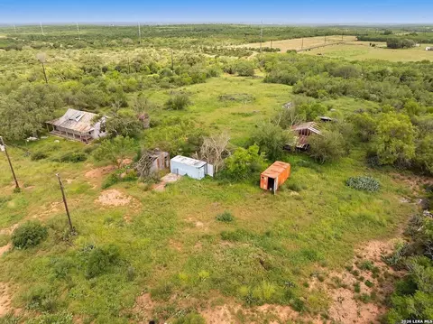 2759 County Road 467, Devine, TX 78016 photo 3