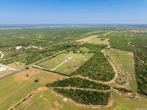 2759 County Road 467, Devine, TX 78016 photo 2