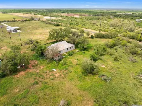 2759 County Road 467, Devine, TX 78016 photo 4