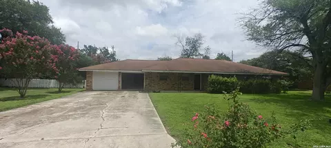 807 Elizabeth, Seguin, TX 78155