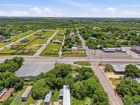312 E Brazos St, Uvalde, TX 78801 photo 4