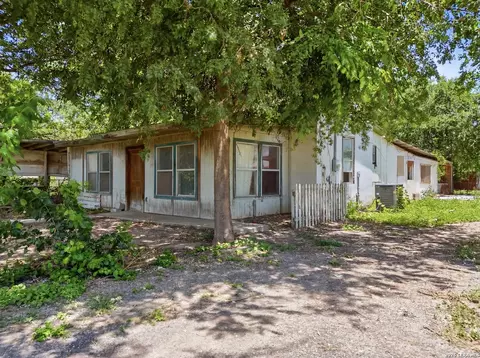 312 E Brazos St, Uvalde, TX 78801 photo 2
