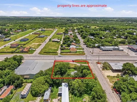 312 E Brazos St, Uvalde, TX 78801 photo 5