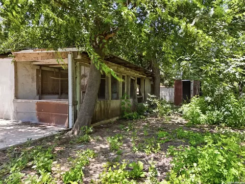 312 E Brazos St, Uvalde, TX 78801 photo 3