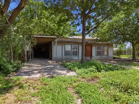 312 E Brazos St, Uvalde, TX 78801