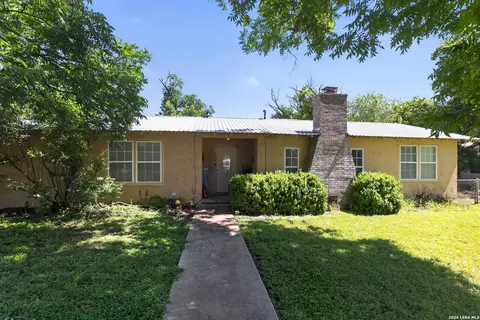 210 W Redbud St, Junction, TX 76849