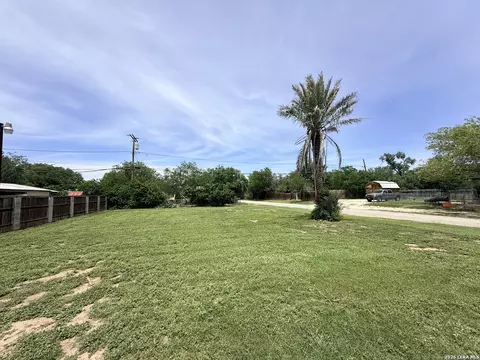 Exterior - 600 Crouch Ave, Devine, TX 78016 photo 2 of 2