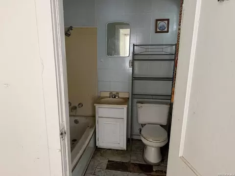 Bath - 600 Crouch Ave, Devine, TX 78016 photo 1 of 1