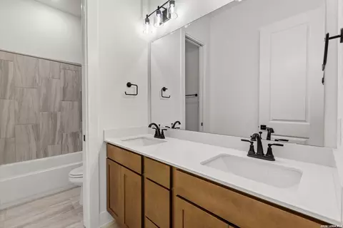 Bath - 3515 County Road 676, Devine, TX 78016 photo 4 of 4