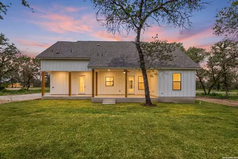 Exterior - 3515 County Road 676, Devine, TX 78016 photo 4 of 5