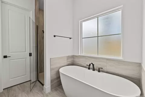 Bath - 3515 County Road 676, Devine, TX 78016 photo 2 of 4