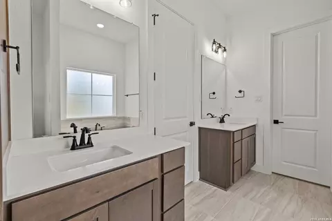 Bath - 3515 County Road 676, Devine, TX 78016 photo 1 of 4