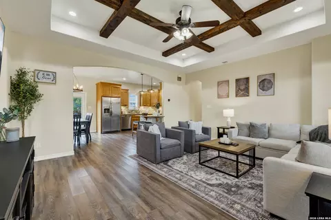 596 Riviera Dr, Canyon Lake, TX 78133