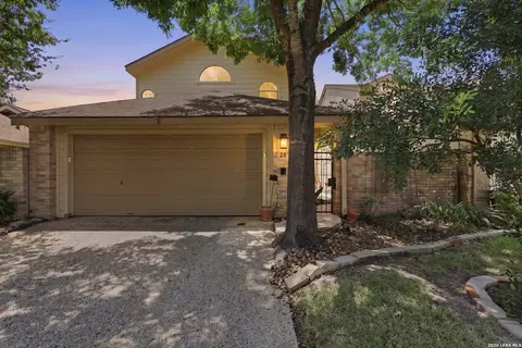 28 Courtside Cir, San Antonio, TX 78216